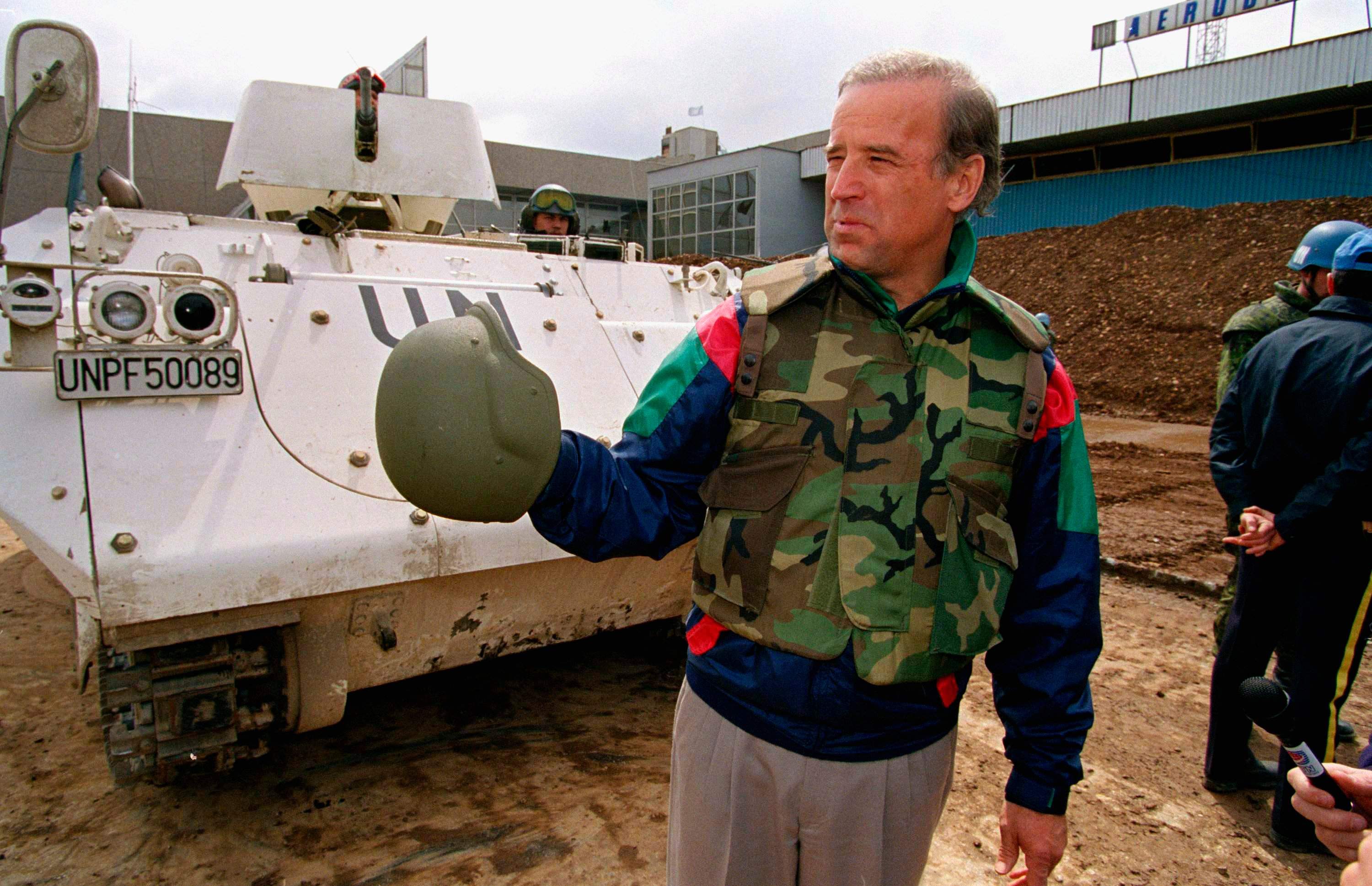 Sen. Joe Biden (D-Del.) stands in front of a Danish armored personnel carrier at the U.N.-controlled Sarajevo Airport, April 9, 1993, making a statement about his trip to the besieged Bosnian capital. (AP Photo) Sen. Joe Biden (D-Del.) stands in front of  - Biden objavio plan za BiH: Uvijek će se suprotstaviti mržnji